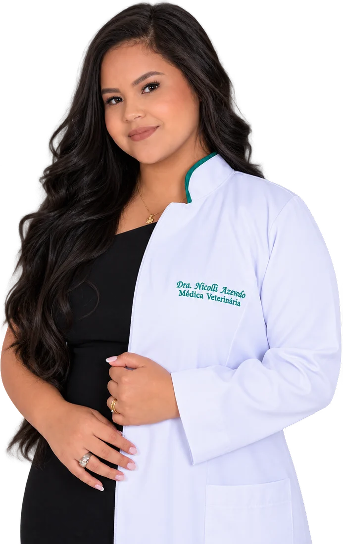 Dra. Nicolli Azevedo, médica veterinária patologista, de jaleco branco